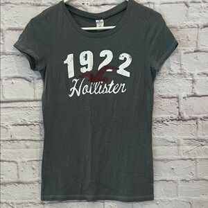 Hollister Women's Charcoal Graphic Tee